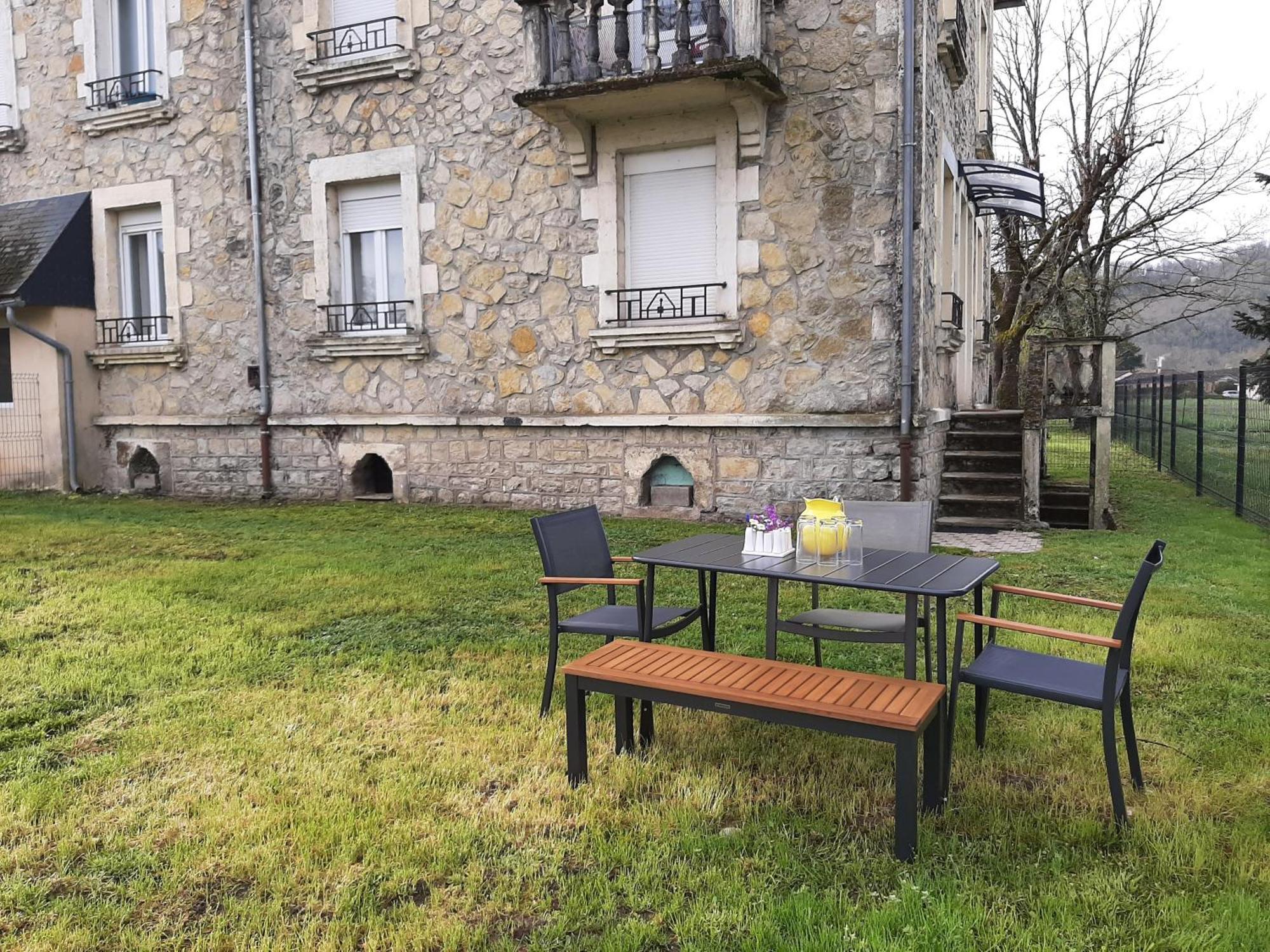 Grand Appartement Avec Jardin Bretenoux Exteriér fotografie
